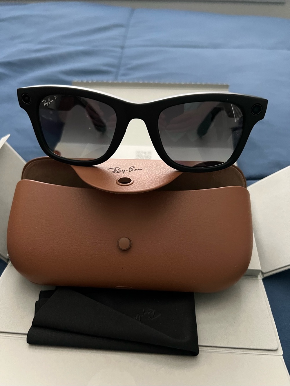 NWT Ray-Ban Black Wayfarer Sunglasses with Gradient Lenses GEN 2